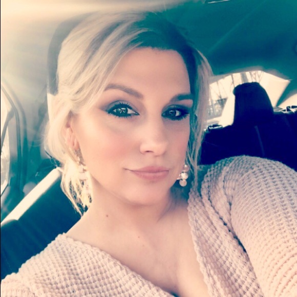 Meet your Posher, Jennifer - Picture 2 of 2